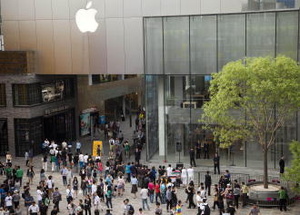 4 hurt, glass broken in tussle in iPad 2 line at Beijing Apple store